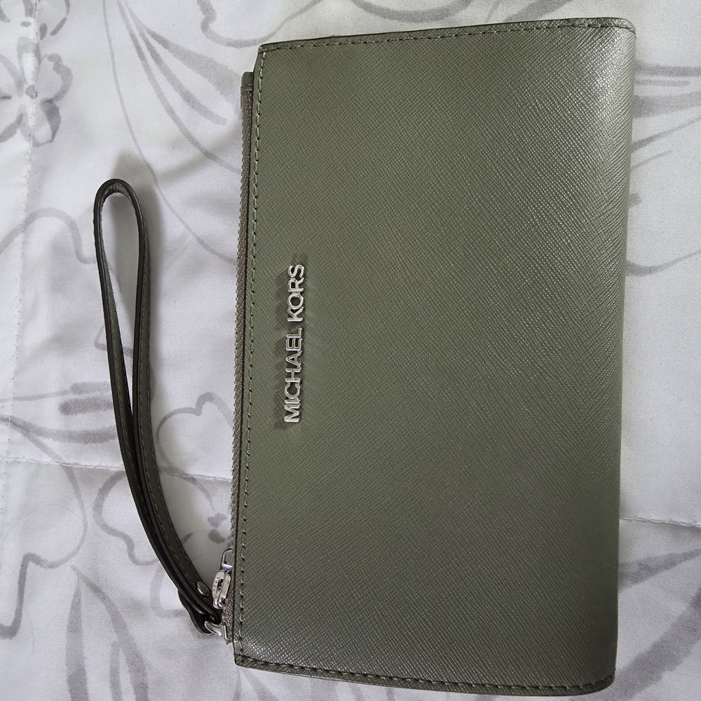 EUC Michael Kors Adele Leather Safari Green Smartphone Wallet